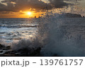 宮崎県日南市猪崎鼻公園キャンプ場から望む日向灘の七つ岩沖に昇る日出と押し寄せる波 139761757