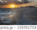 宮崎県日南市猪崎鼻公園キャンプ場から望む日向灘の七つ岩沖に昇る日出と押し寄せる波 139761758