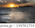 宮崎県日南市猪崎鼻公園キャンプ場から望む日向灘の七つ岩沖に昇る日出と押し寄せる波 139761759