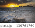 宮崎県日南市猪崎鼻公園キャンプ場から望む日向灘の七つ岩沖に昇る日出と押し寄せる波 139761760