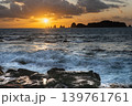 宮崎県日南市猪崎鼻公園キャンプ場から望む日向灘の七つ岩沖に昇る日出と押し寄せる波 139761761