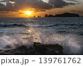 宮崎県日南市猪崎鼻公園キャンプ場から望む日向灘の七つ岩沖に昇る日出と押し寄せる波 139761762