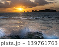 宮崎県日南市猪崎鼻公園キャンプ場から望む日向灘の七つ岩沖に昇る日出と押し寄せる波 139761763