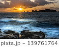 宮崎県日南市猪崎鼻公園キャンプ場から望む日向灘の七つ岩沖に昇る日出と押し寄せる波 139761764