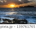 宮崎県日南市猪崎鼻公園キャンプ場から望む日向灘の七つ岩沖に昇る日出と押し寄せる波 139761765