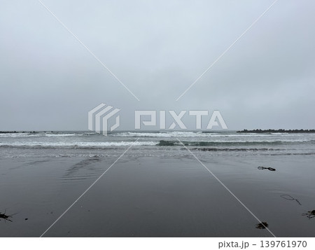 雨の日の霧に包まれた海岸と波 雨の日の霧に包まれた海岸と波 139761970