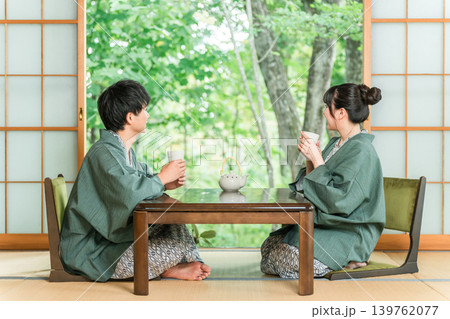 庭の景色が見える旅館の和室でお茶を飲む浴衣姿のカップル,夫婦 庭の景色が見える旅館の和室でお茶を飲む浴衣姿のカップル,夫婦 139762077