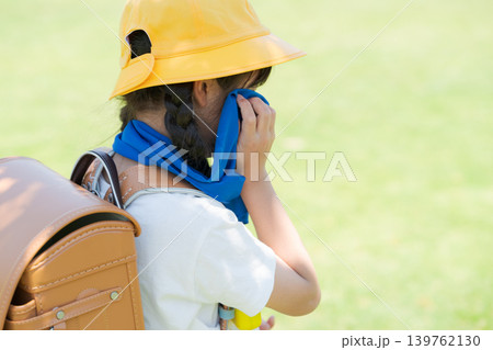 汗を拭う小学生の女の子 139762130