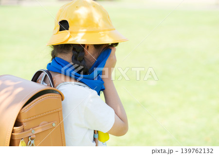 汗を拭う小学生の女の子 汗を拭う小学生の女の子 139762132