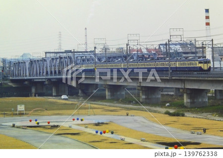 東海道線の六郷川橋梁を渡る横須賀線列車、クハ111-1104ほか、1980年2月14日 139762338