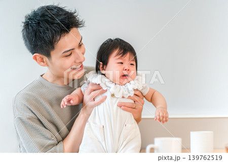 ギャン泣き,ぐずる赤ちゃんをあやす父親,お父さん ギャン泣き,ぐずる赤ちゃんをあやす父親,お父さん 139762519