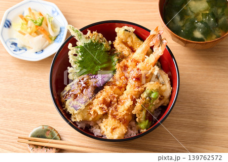 どんぶりに盛った天丼 139762572