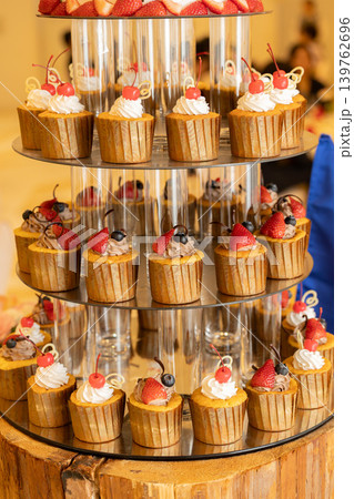 アフタヌーンティーのイメージ画像 カップケーキなどのスイーツの画像 アフタヌーンティーのイメージ画像 カップケーキなどのスイーツの画像 139762696