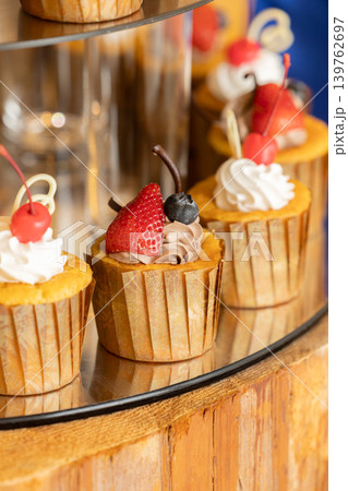 アフタヌーンティーのイメージ画像 カップケーキなどのスイーツの画像 アフタヌーンティーのイメージ画像 カップケーキなどのスイーツの画像 139762697