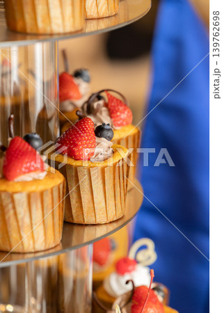 アフタヌーンティーのイメージ画像 カップケーキなどのスイーツの画像 アフタヌーンティーのイメージ画像 カップケーキなどのスイーツの画像 139762698