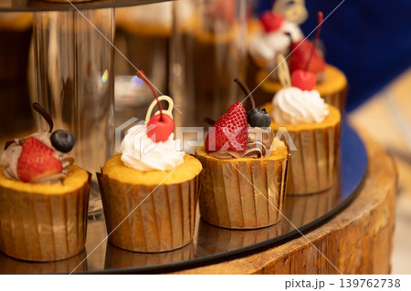 アフタヌーンティーのイメージ画像 カップケーキなどのスイーツの画像 アフタヌーンティーのイメージ画像 カップケーキなどのスイーツの画像 139762738