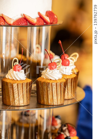 アフタヌーンティーのイメージ画像 カップケーキなどのスイーツの画像 アフタヌーンティーのイメージ画像 カップケーキなどのスイーツの画像 139762739