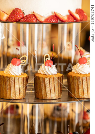 アフタヌーンティーのイメージ画像　カップケーキなどのスイーツの画像 139762741