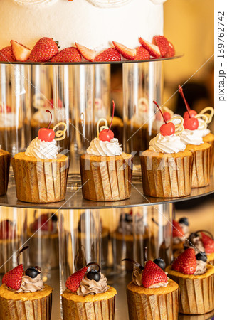 アフタヌーンティーのイメージ画像 カップケーキなどのスイーツの画像 アフタヌーンティーのイメージ画像 カップケーキなどのスイーツの画像 139762742