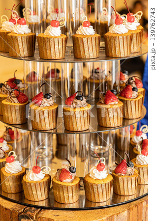 アフタヌーンティーのイメージ画像　カップケーキなどのスイーツの画像 139762743