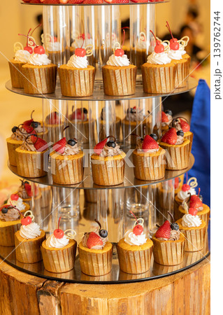 アフタヌーンティーのイメージ画像 カップケーキなどのスイーツの画像 アフタヌーンティーのイメージ画像 カップケーキなどのスイーツの画像 139762744