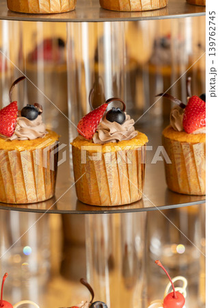 アフタヌーンティーのイメージ画像 カップケーキなどのスイーツの画像 アフタヌーンティーのイメージ画像 カップケーキなどのスイーツの画像 139762745
