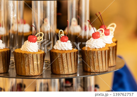 アフタヌーンティーのイメージ画像 カップケーキなどのスイーツの画像 アフタヌーンティーのイメージ画像 カップケーキなどのスイーツの画像 139762757