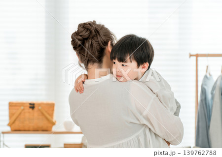 家で母親に抱っこされる子ども,男の子（ファミリー,親子,家族） 139762788
