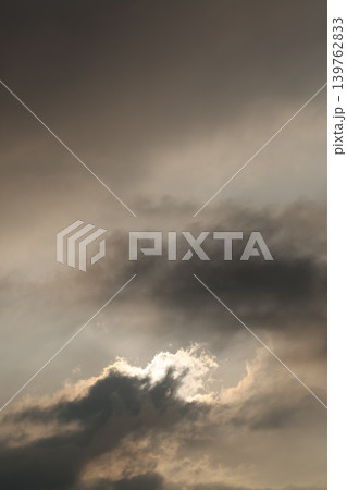 雲の隙間から見える太陽 139762833