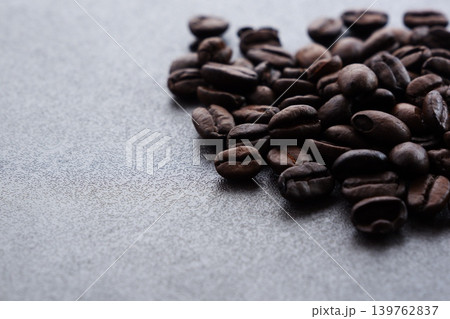 コーヒー豆 - 焙煎したばかりで香りのよいコーヒー豆 139762837