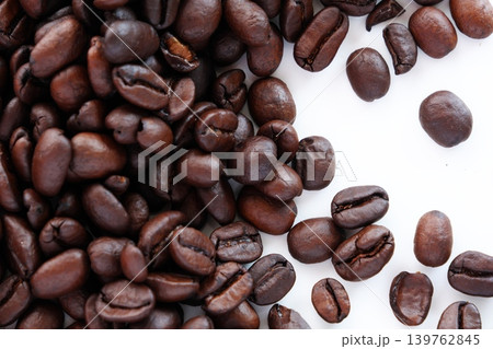コーヒー豆 - 焙煎したばかりで香りのよいコーヒー豆 コーヒー豆 - 焙煎したばかりで香りのよいコーヒー豆 139762845