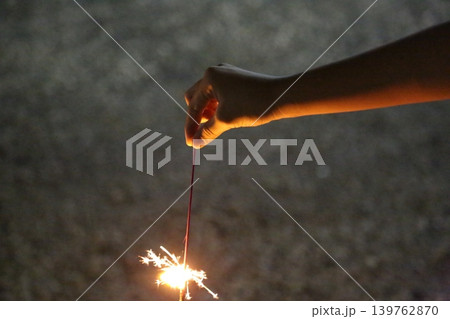 手持ち花火をする人の手 手持ち花火をする人の手 139762870