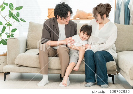 自宅のソファでくつろぐ家族,ファミリー,育児(愛情,家族愛) 自宅のソファでくつろぐ家族,ファミリー,育児(愛情,家族愛) 139762926