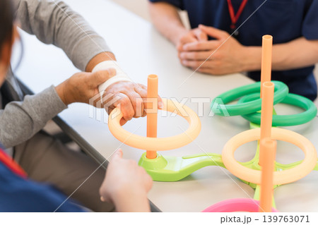 リハビリをするシニア男性の手元 139763071