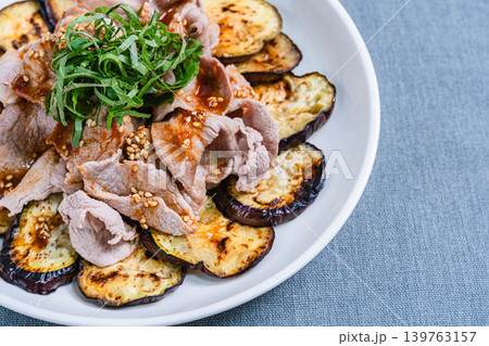 テーブルの上に置かれた焼きなすの豚しゃぶのせ テーブルの上に置かれた焼きなすの豚しゃぶのせ 139763157