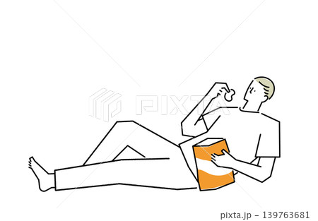 寝転んでポテトチップスを食べる男性 139763681