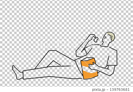寝転んでポテトチップスを食べる男性 139763681