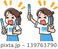 泣きながらペンライトを持つ女性 139763790
