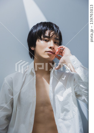 白いシャツの男性 白いシャツの男性 139763813