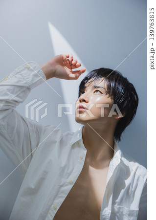 白いシャツの男性 白いシャツの男性 139763815