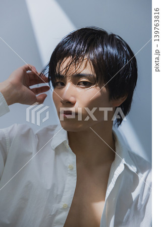白いシャツの男性 139763816