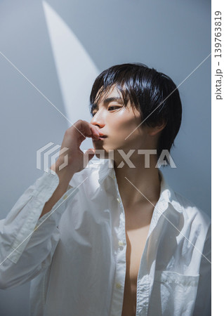 白いシャツの男性 白いシャツの男性 139763819