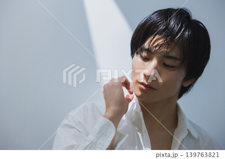 白いシャツの男性 白いシャツの男性 139763821