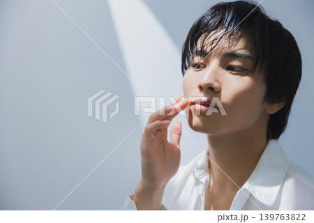 白いシャツの男性 白いシャツの男性 139763822
