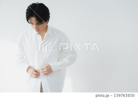 白いシャツの男性 白いシャツの男性 139763850