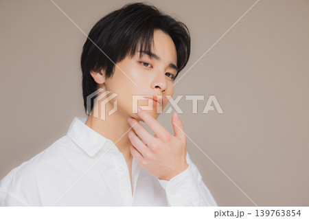 白いシャツの男性 白いシャツの男性 139763854