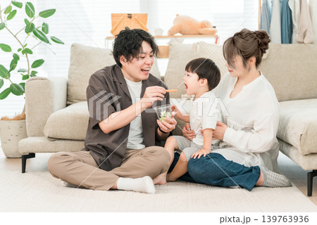 おやつ,軽食で野菜スティックを両親,家族と食べる男の子,子供 139763936