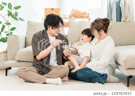 おやつ,軽食で野菜スティックを両親,家族と食べる男の子,子供 おやつ,軽食で野菜スティックを両親,家族と食べる男の子,子供 139763937
