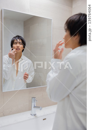 鏡を見る男性 鏡を見る男性 139764064