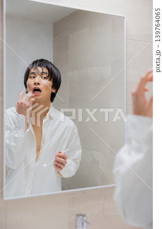 鏡を見る男性 鏡を見る男性 139764065